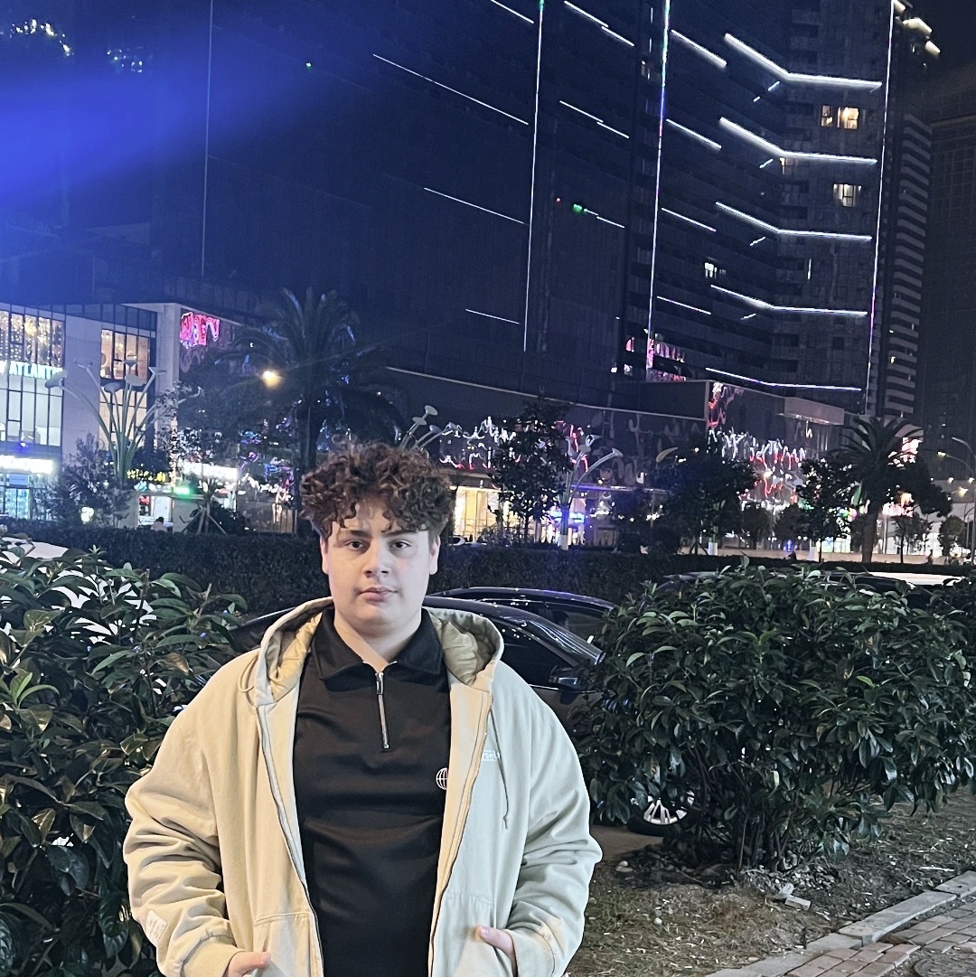 Aslan Elbruz Bino şehir ışıkları önünde